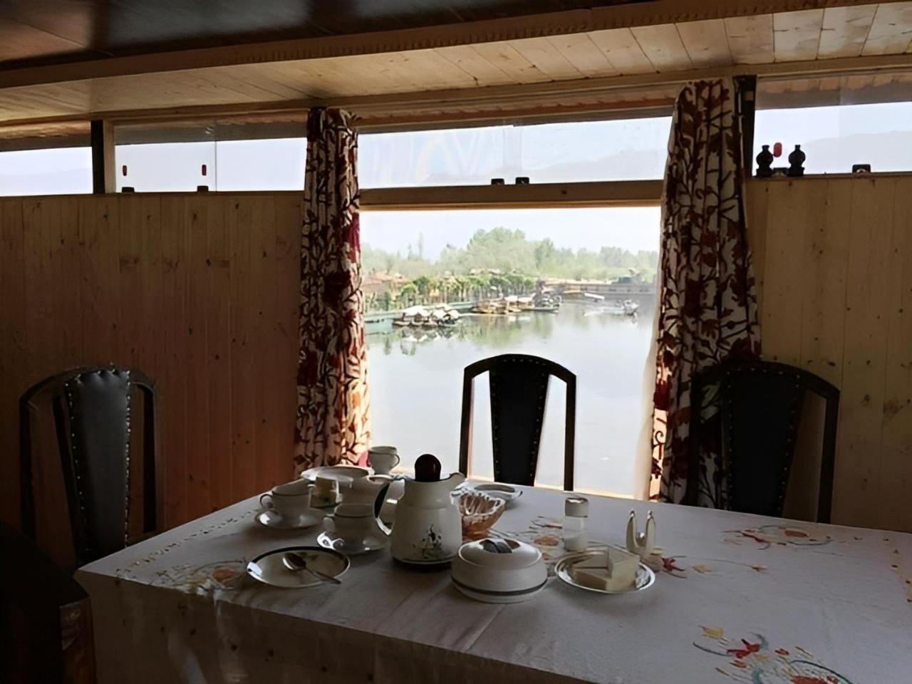 Heritage Amina Group Of Houseboats Srīnagar Exterior foto