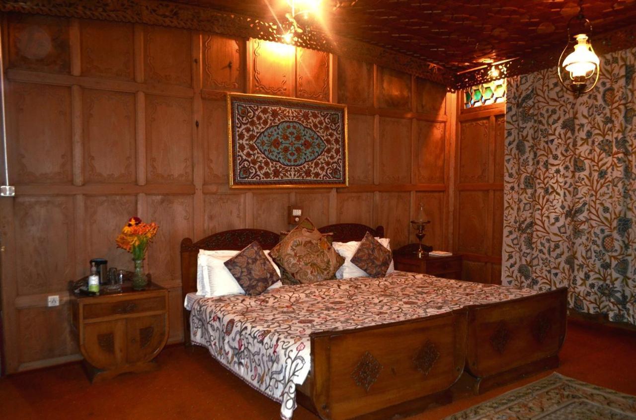Heritage Amina Group Of Houseboats Srīnagar Exterior foto
